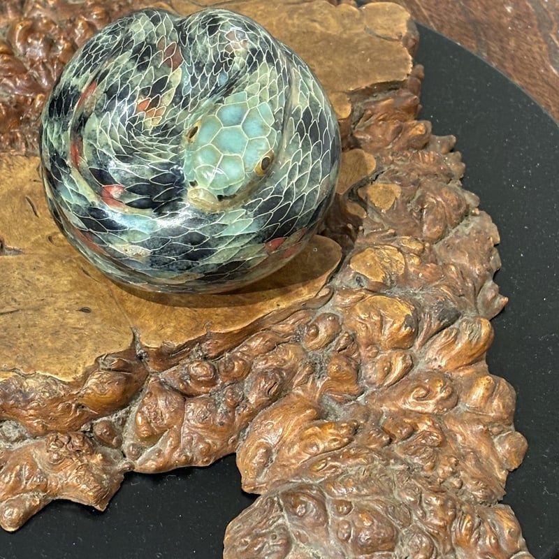 春田幸彦「有線七宝楝蛇秘筥」《秘毒》 | Maruhi.STORE