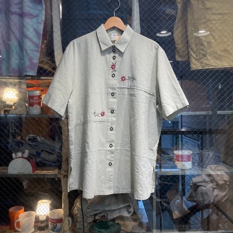 【人気】US古着☆チロリアンシャツ　花柄刺繍　アースカラー　装飾ボタン　長袖 人気】US古着☆チロリアンシャツ 花柄刺繍 装飾ボタン ア