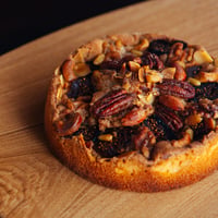 ナッツとドライイチジクのケーキ（15㎝ホール）-色々なナッツとドライイチジクをたっぷりのせて焼き上げました
