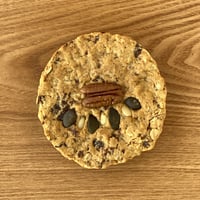 おひさん　オーガニックオートミール、オーガニックレーズンがたっぷり入ったまん丸ビスケット。