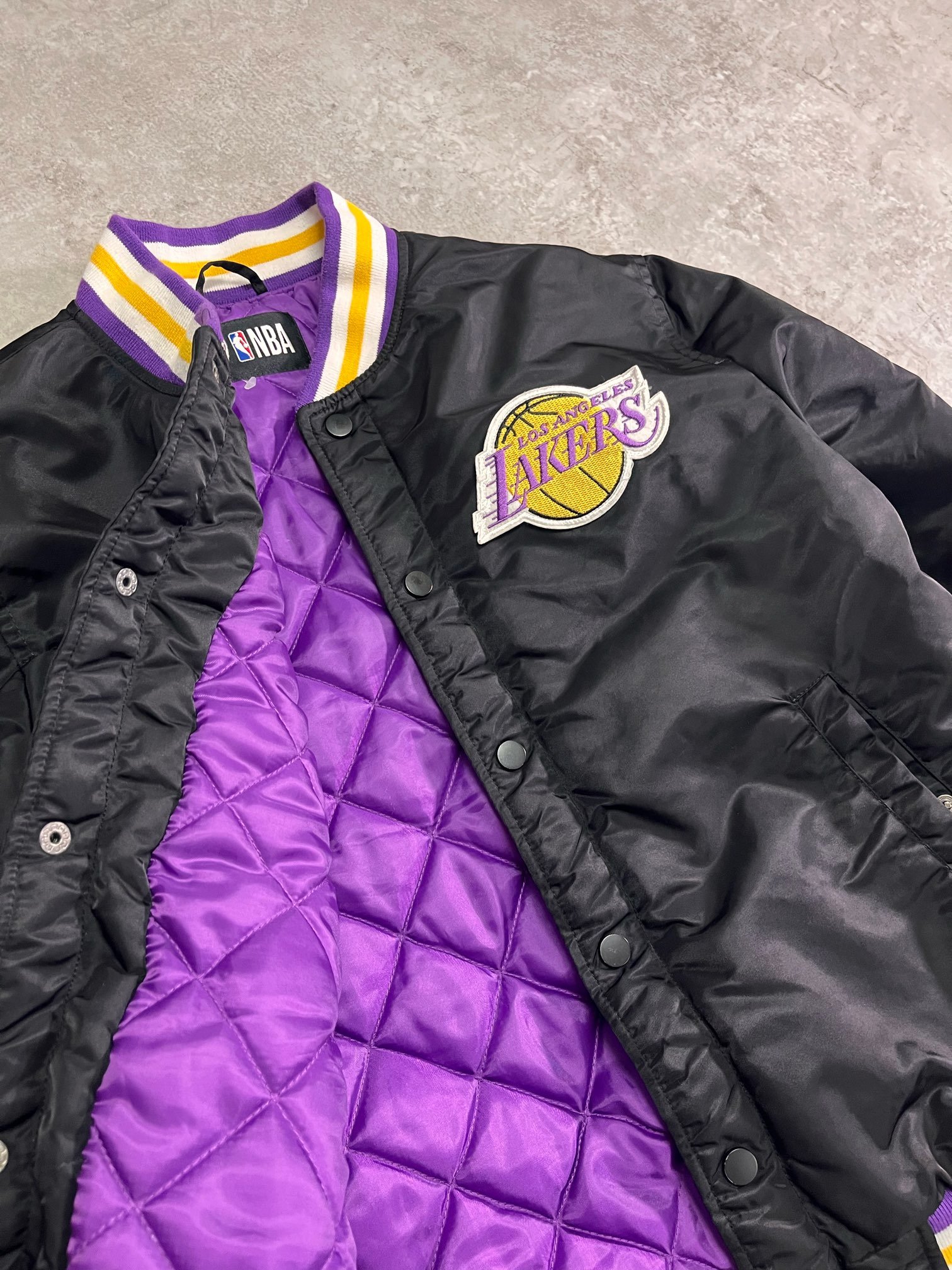 【希少レア】NBA レイカーズ レブロン・ジェームズ スタジャン 黒 背番号6 NBA ロサンゼルス・レイカーズ レブロン・ジェームズ #23 スタジャン