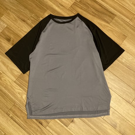 ラグランスリーブ　プレイ　Tシャツ　グレー×ブラック