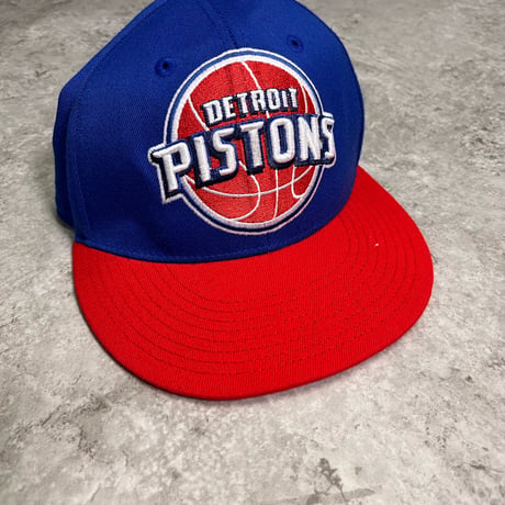 adidas NBA デトロイト・ピストンズ 刺繍キャップ