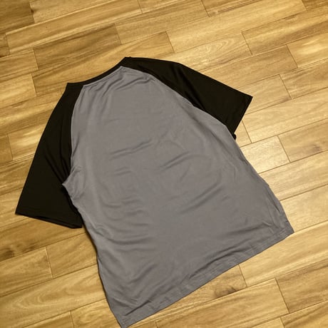 ラグランスリーブ　プレイ　Tシャツ　グレー×ブラック