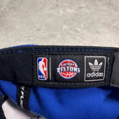adidas NBA デトロイト・ピストンズ 刺繍キャップ
