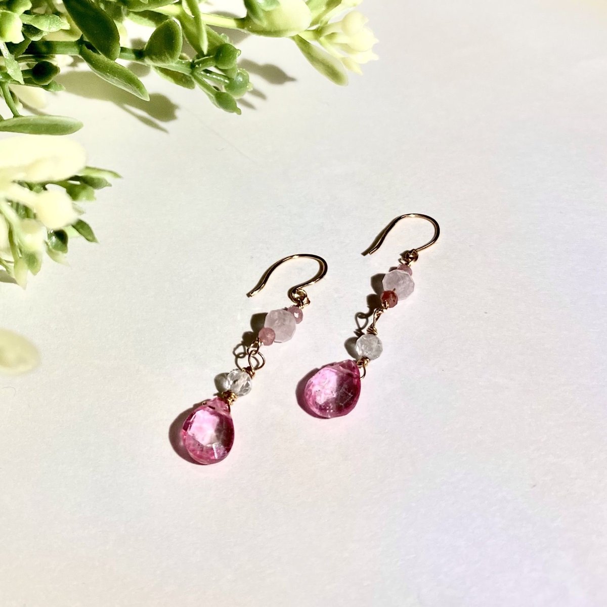 現品限り✿　クリスタルクォーツ＆ピンクトパーズ　14Kgfピアス 煌めいて揺れるピンクトパーズ のピアス | art*craft