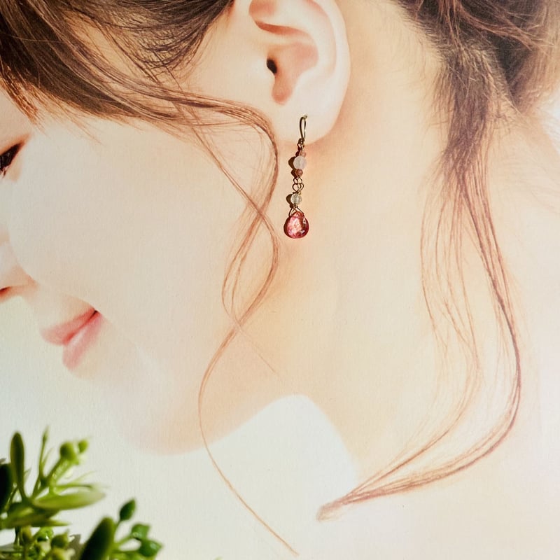 煌めいて揺れるピンクトパーズ のピアス | art*craft