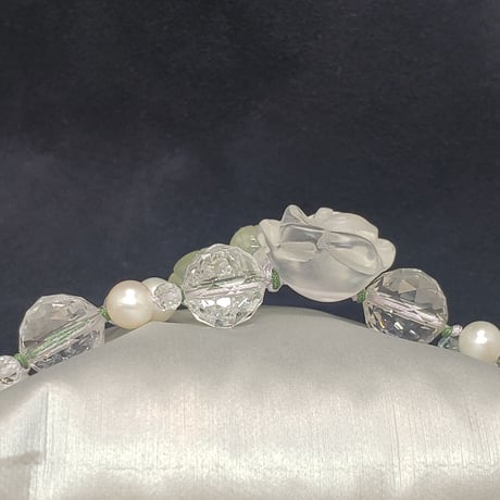 水晶お花彫り<プレナイトチューリップ>　組紐ブレスレット