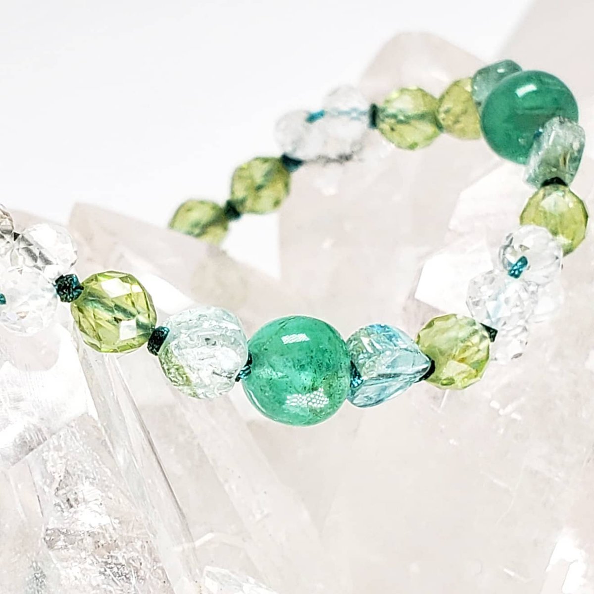 エメラルドとホワイトトパーズ・トルマリン・ペリドットの組紐
