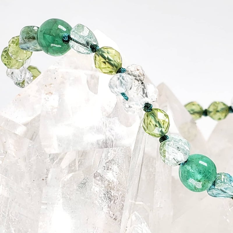 エメラルドとホワイトトパーズ・トルマリン・ペリドットの組紐