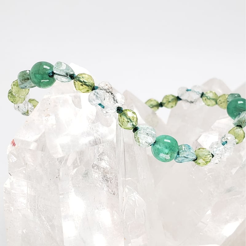 エメラルドとホワイトトパーズ・トルマリン・ペリドットの組紐