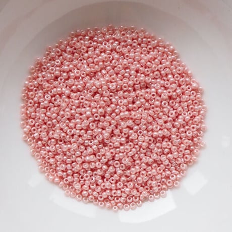 特小ビーズ バラパック 429 白ギョク焼付ラスターピンク