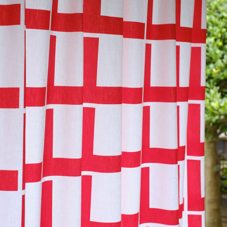 【フラットカーテン】Linie Red / 幅260cm(両開き) x 丈135cm / 納期2週間