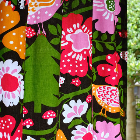 【フラットカーテン】Blå Fågel Red / 幅260cm(両開き) x 丈178cm / 納期2週間