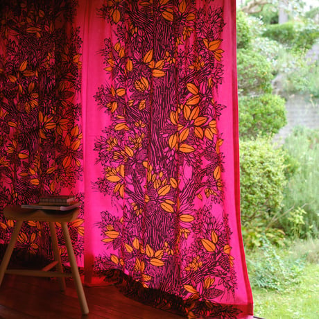 【フラットカーテン】Träd Red / 幅260cm(両開き) x 丈135cm / 納期2週間