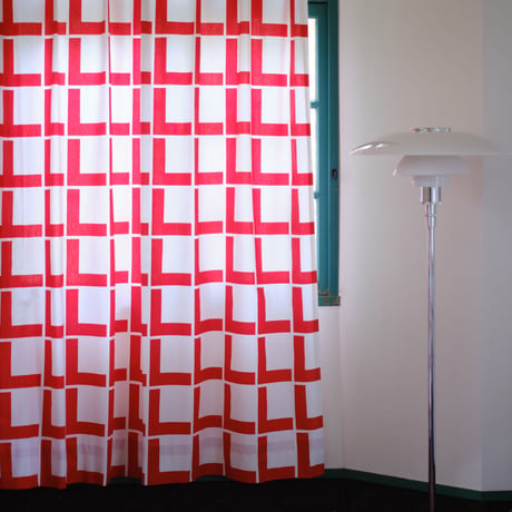 【フラットカーテン】Linie Red / 幅260cm(両開き) x 丈135cm / 納期2週間