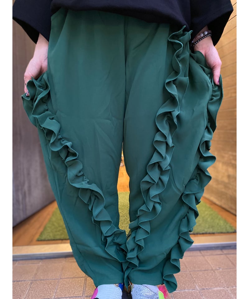 アシメフリルパンツ -グリーン- | countthree/sanbi