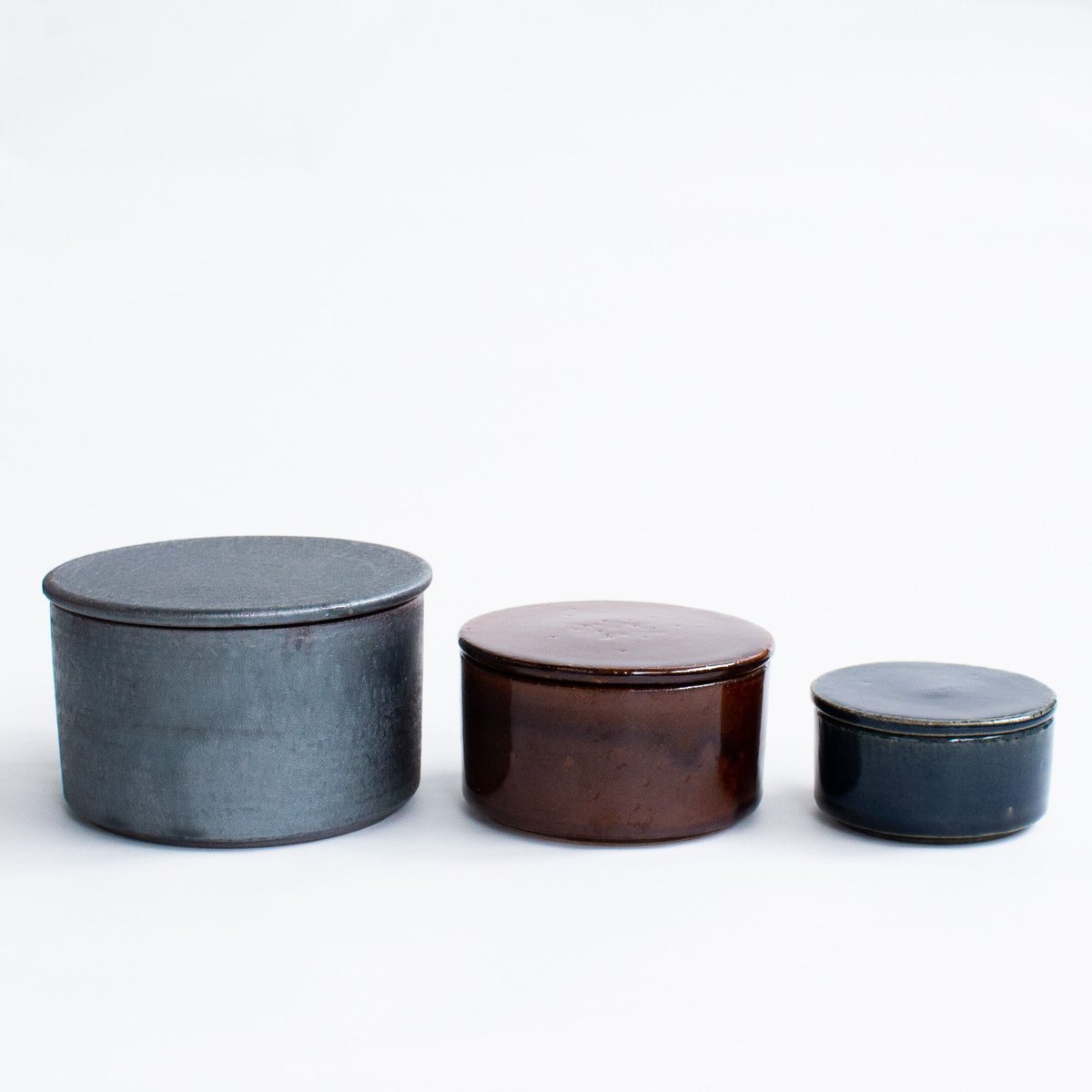 蓋物 菓子器 色絵鍋島 牛 銘 蓋物 菓子器 色絵鍋島 牛 銘 W（幅） 11 cm H（高さ） 9 cm