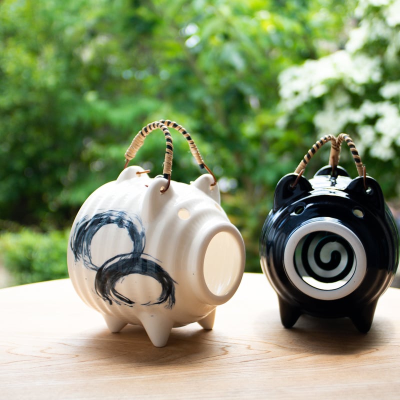 秀楽 在銘 鏡蓋 根付「貧乏長屋の夏の夕景 豚型蚊遣り器の図」 秀楽 在