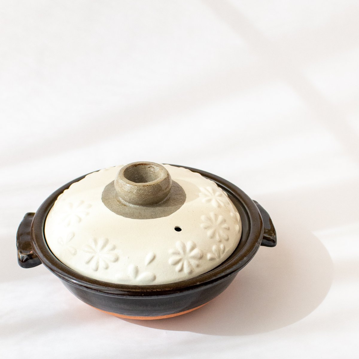 土鍋 花柄 8号/9号 白/濃茶 (粉引/天目釉) | 光泉窯 -kosengama-