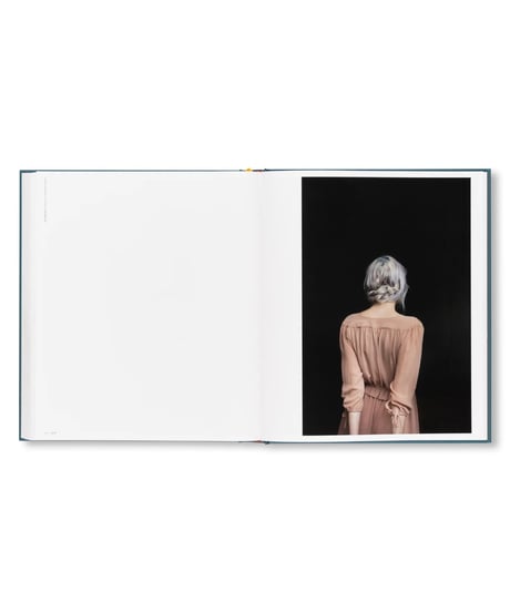 【サイン本】INTIMATE DISTANCE: OVER THIRTY YEARS OF PHOTOGRAPHS, A CHRONOLOGICAL ALBUM｜Todd Hido