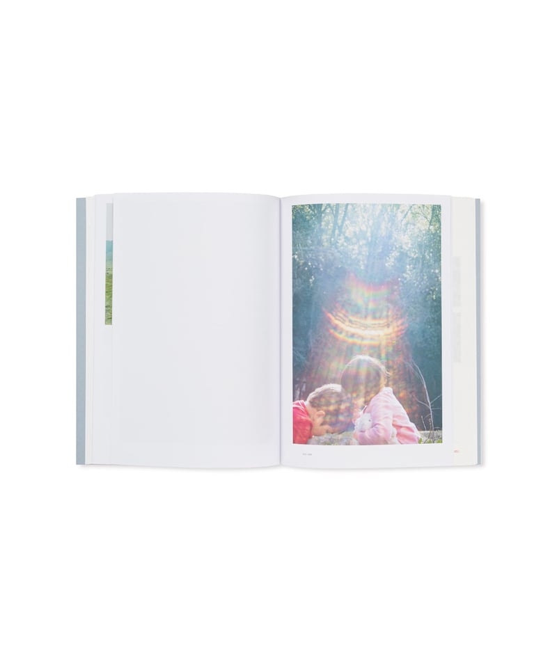 M/E 球体の上 無限の連なり｜川内倫子 | button