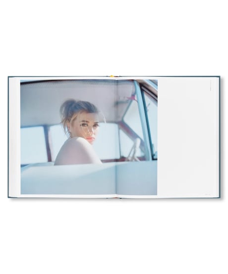 【サイン本】INTIMATE DISTANCE: OVER THIRTY YEARS OF PHOTOGRAPHS, A CHRONOLOGICAL ALBUM｜Todd Hido