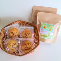 お菓子セット（スコーン × ４個、びわの葉茶 ５回分 × ２袋入り）