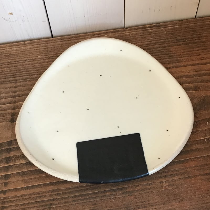 鈴木あかね おにぎり皿 中 ごま あ-66 | zakka&cafe gallery LE MIDI