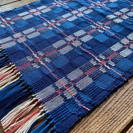 赤入り市松織　テーブルセンター(約30㎝×45㎝)　紺×赤　（h-3-2）