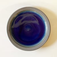 縁鉄砂呉須釉皿（9寸／約27㎝）呉須・縁鉄　（08）