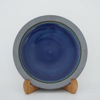 縁鉄砂呉須釉皿（7寸／約21㎝）呉須・縁鉄　（01）