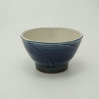 ご飯茶碗（小　口径約11.5cm・高さ約6.5cm）呉須／ぼたん刷毛目　（09）