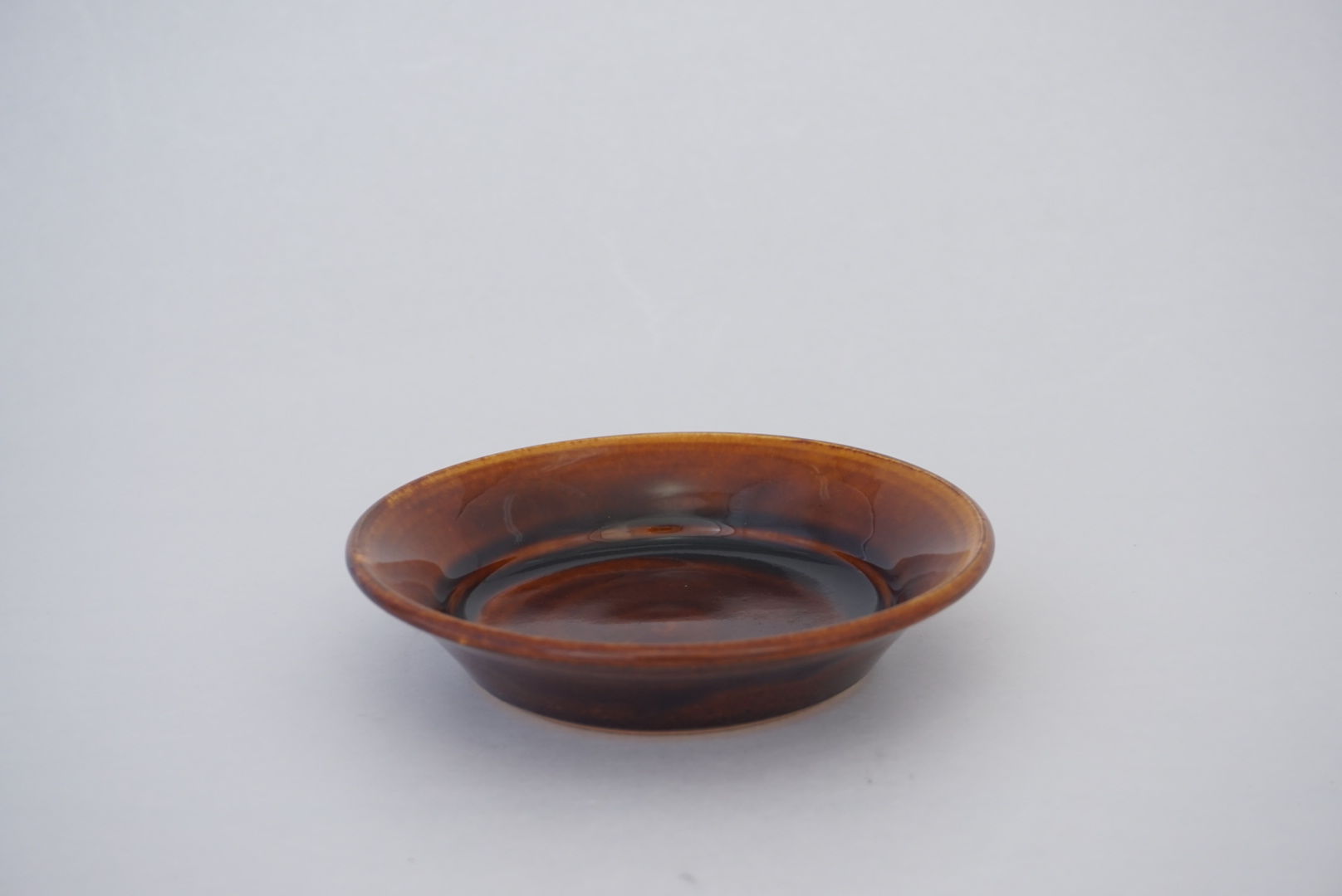 縁付平皿（5寸／約15㎝）飴 （08） | 出西窯 on-line STORE