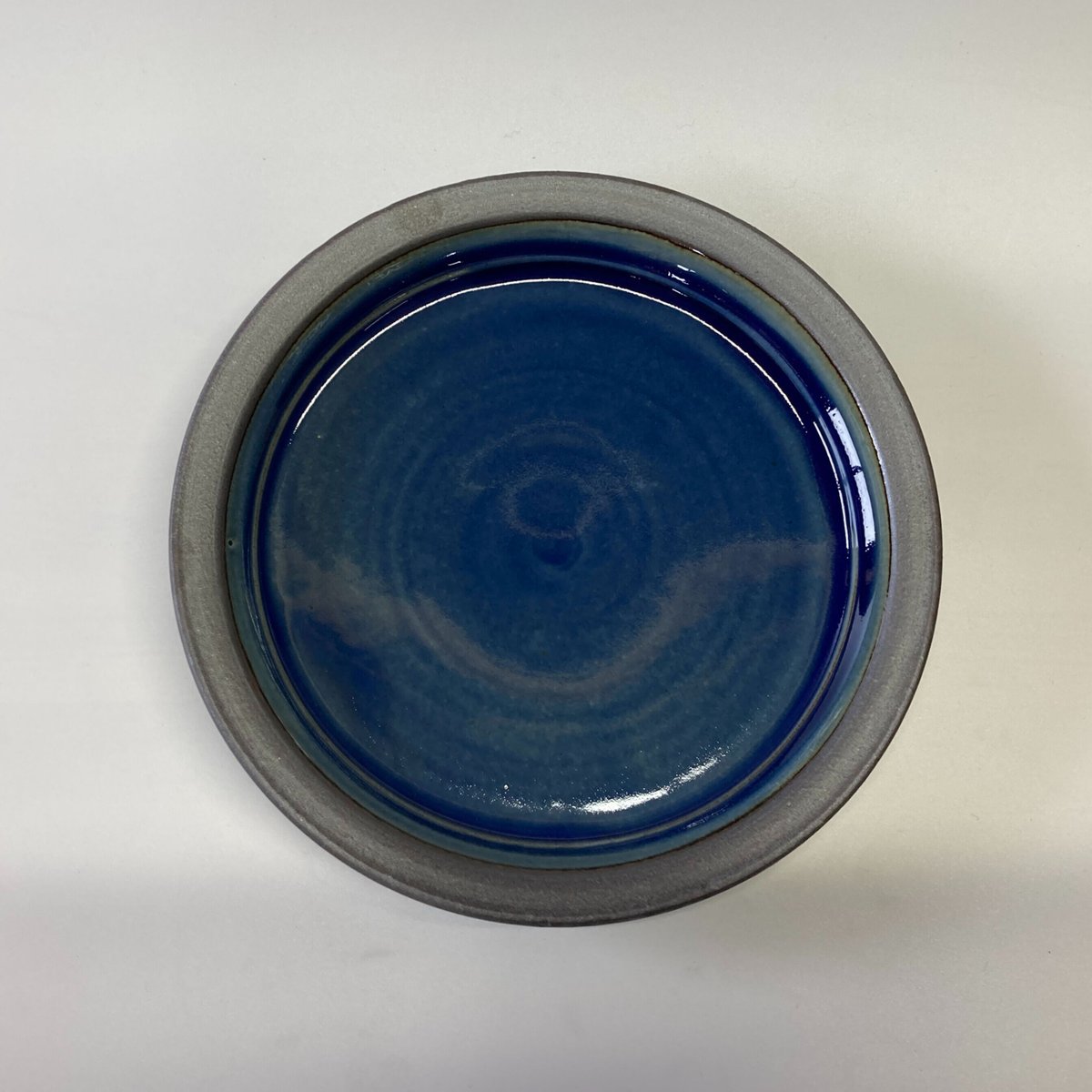 パン皿（7寸／約21cm）呉須 ・縁鉄 （07） | 出西窯 on-line STORE