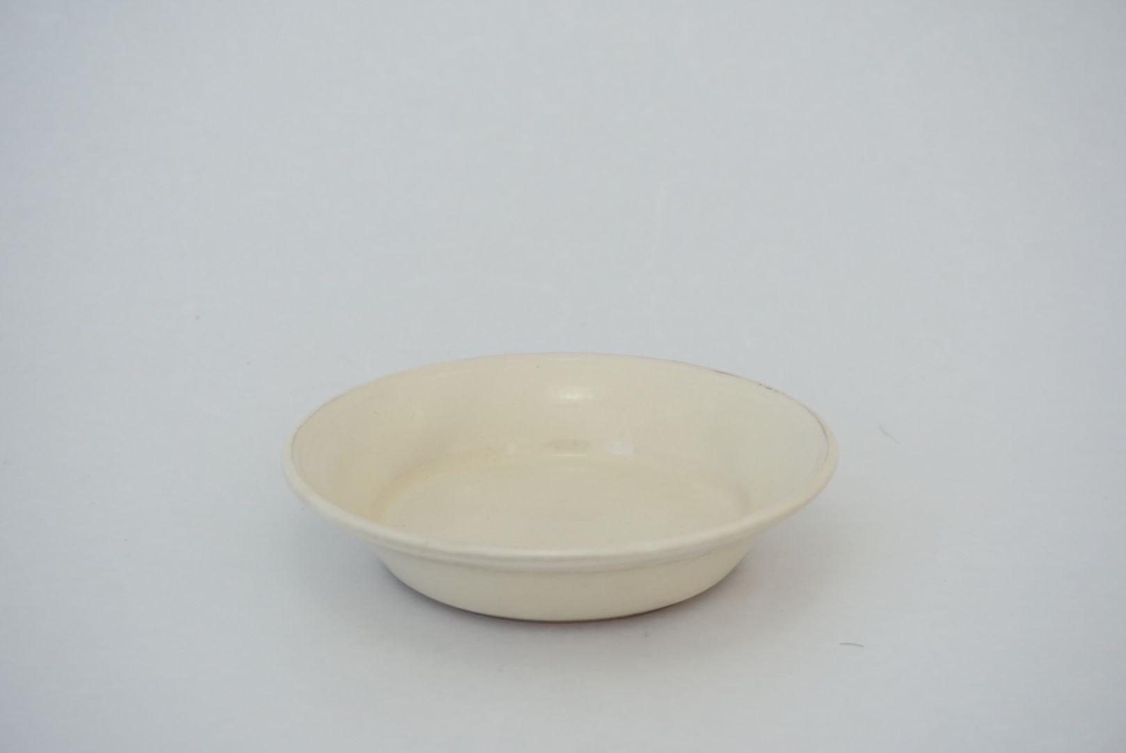 縁付平皿（5寸／約15㎝）白 （08） | 出西窯 on-line STORE