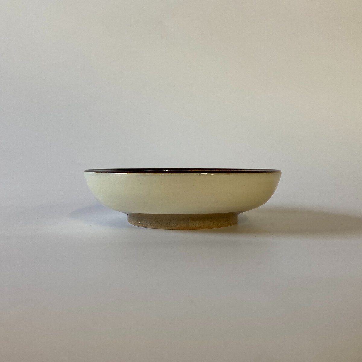 おでん皿（5寸／約15㎝）白縁鉄巻 （08） | 出西窯 on-line STORE