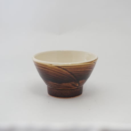 ご飯茶碗 （大　口径約12.5cm・高さ約7cm）飴／ぼたん刷毛目　（09）