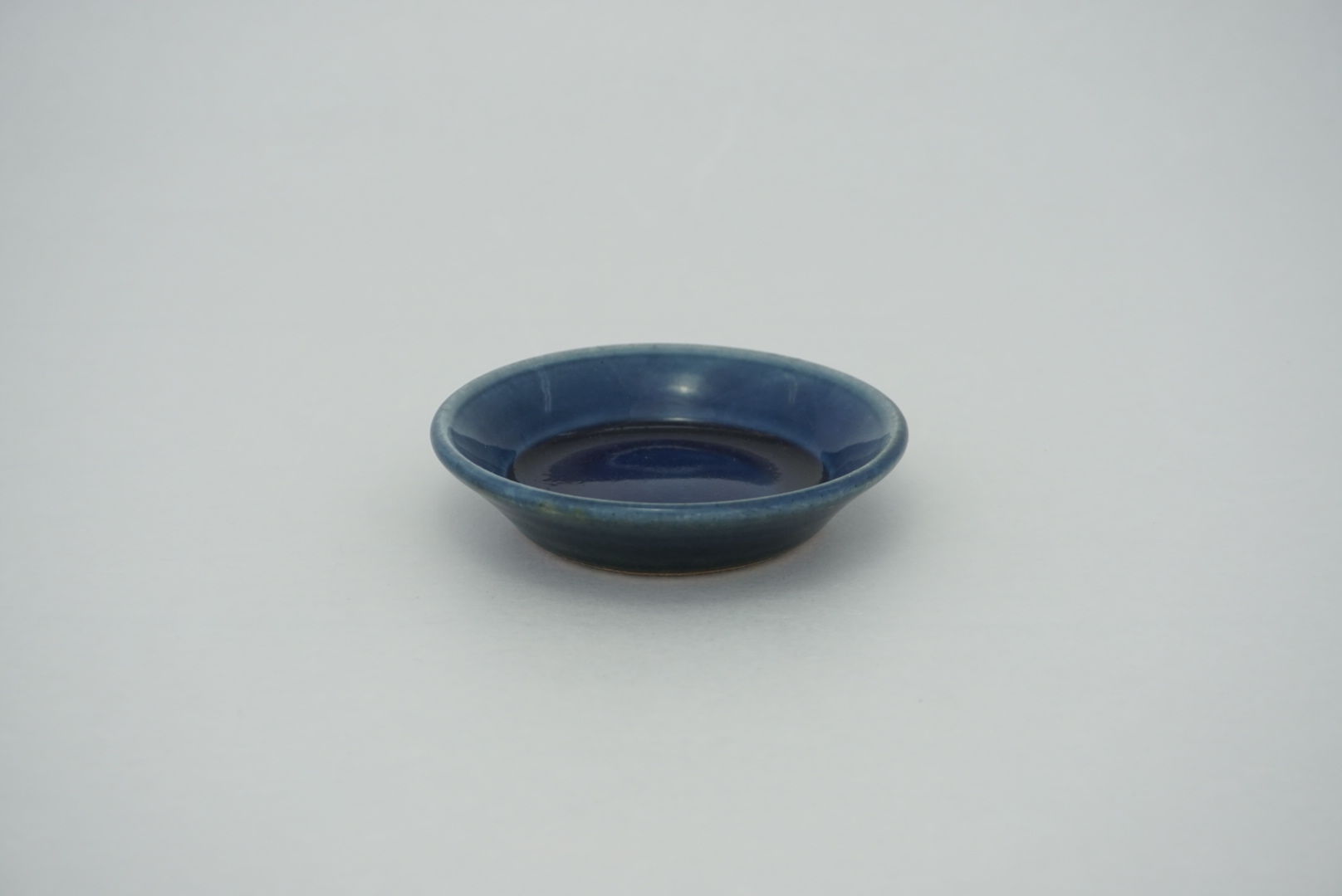 縁付平皿（3.5寸／約10.5㎝）呉須 （08） | 出西窯 on-line STORE