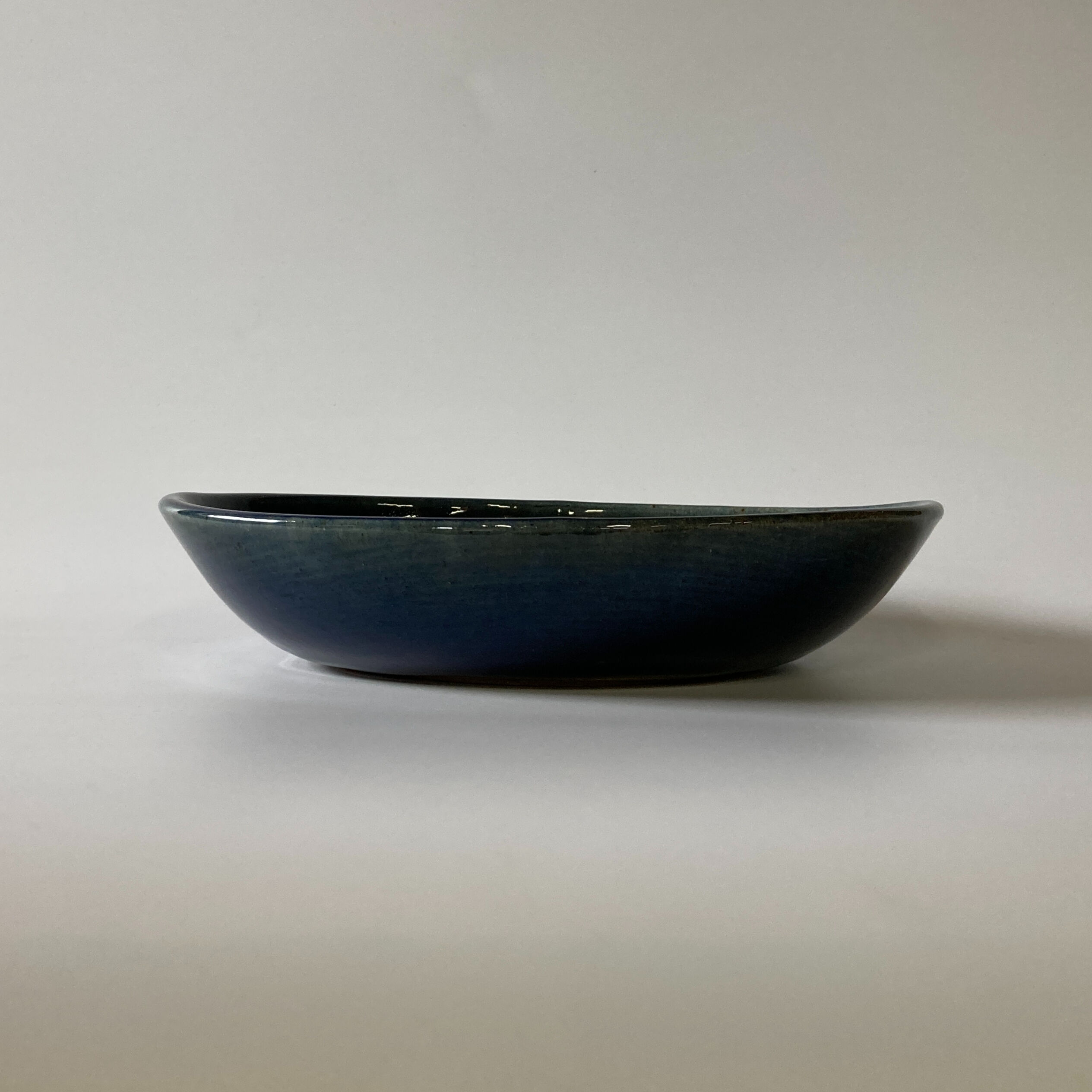 ロクロ楕円深皿（7寸／約26cm×18cm） 呉須 （03） | 出西窯 on-line S