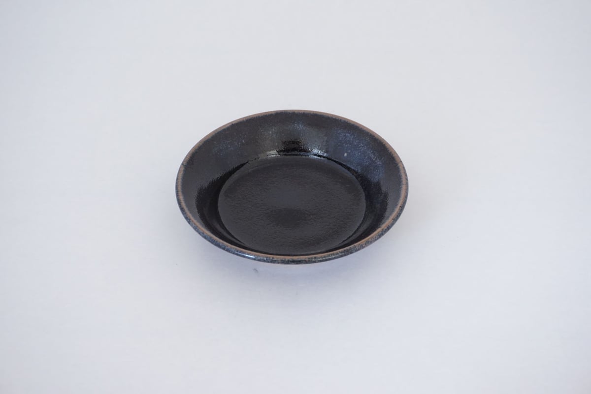 縁付平皿（5寸／約15㎝）黒 （08） | 出西窯 on-line STORE