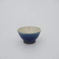 ご飯茶碗（豆　口径約10.6cm・高さ約6cm）呉須 ／ぼたん刷毛目　（09）
