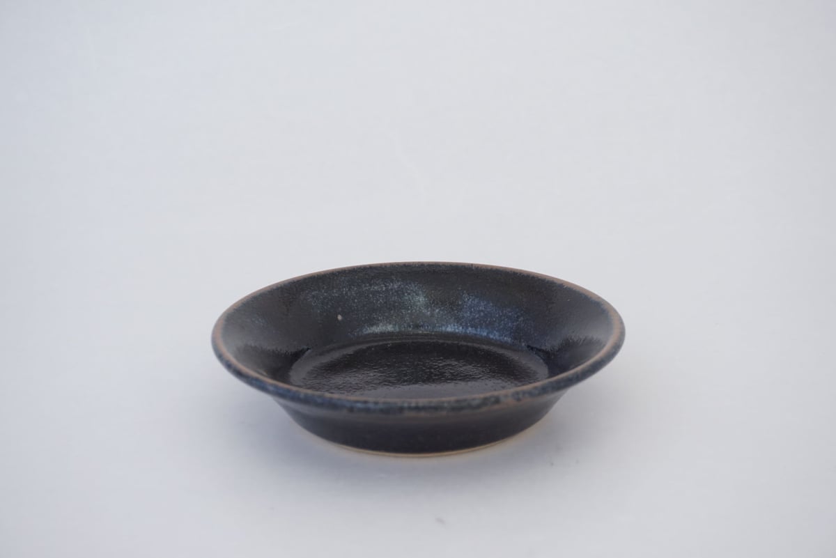 縁付平皿（5寸／約15㎝）黒 （08） | 出西窯 on-line STORE