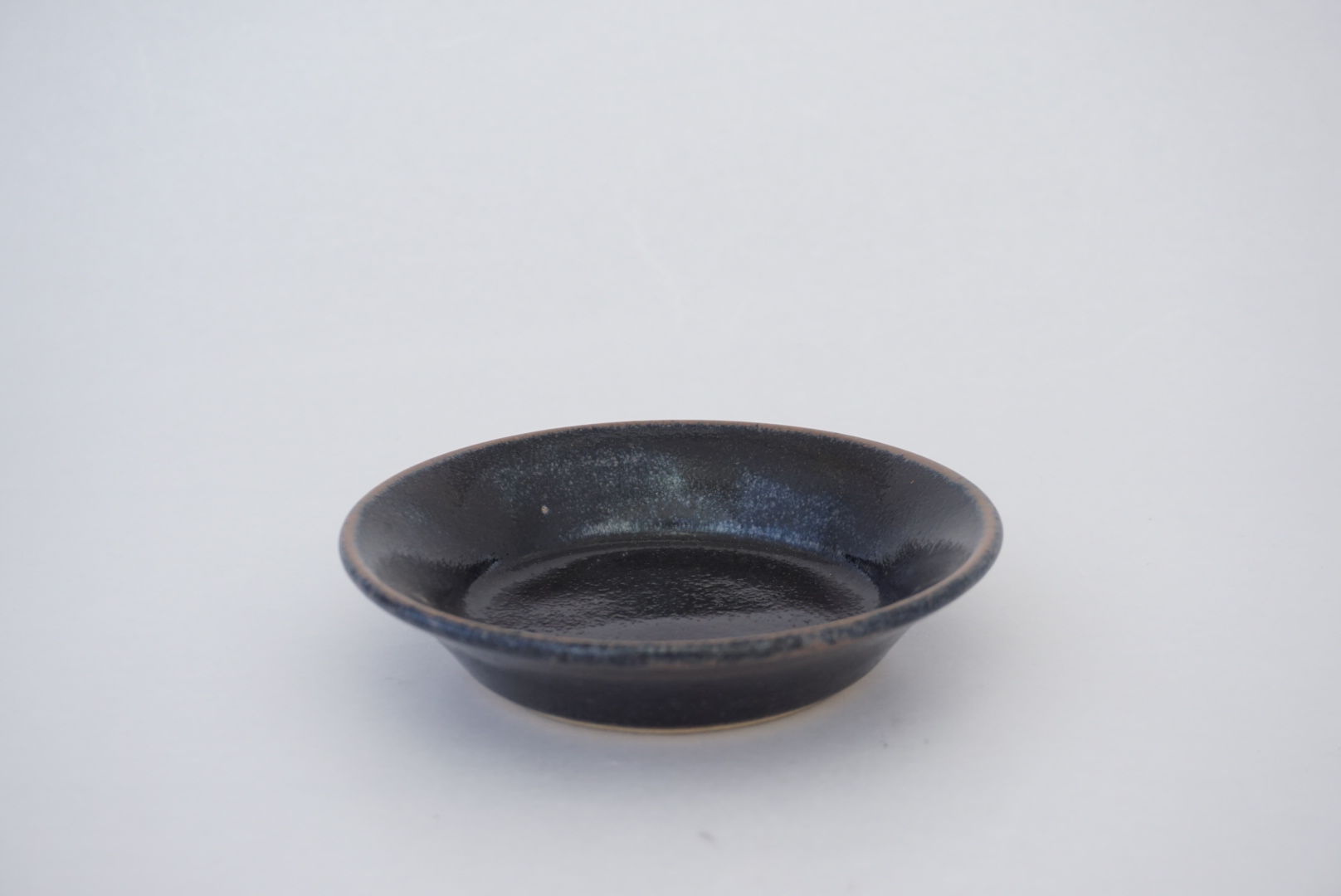 縁付平皿（5寸／約15㎝）黒 （08） | 出西窯 on-line STORE