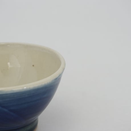 ご飯茶碗（豆　口径約10.6cm・高さ約6cm）呉須 ／ぼたん刷毛目　（09）