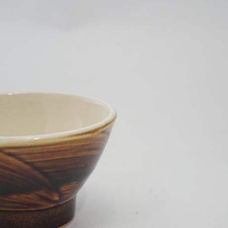 ご飯茶碗 （大　口径約12.5cm・高さ約7cm）飴／ぼたん刷毛目　（09）