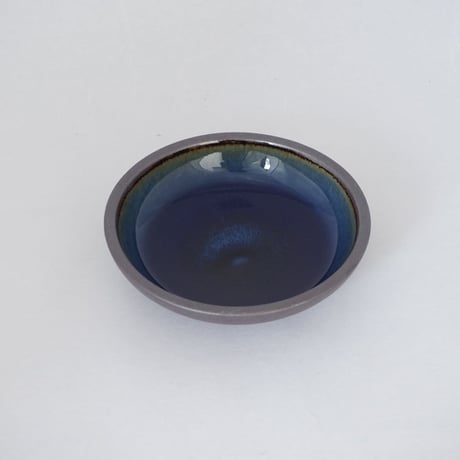 深皿（5寸／約15cm）呉須・外鉄　（05）
