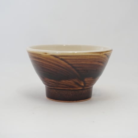 ご飯茶碗 （大　口径約12.5cm・高さ約7cm）飴／ぼたん刷毛目　（09）