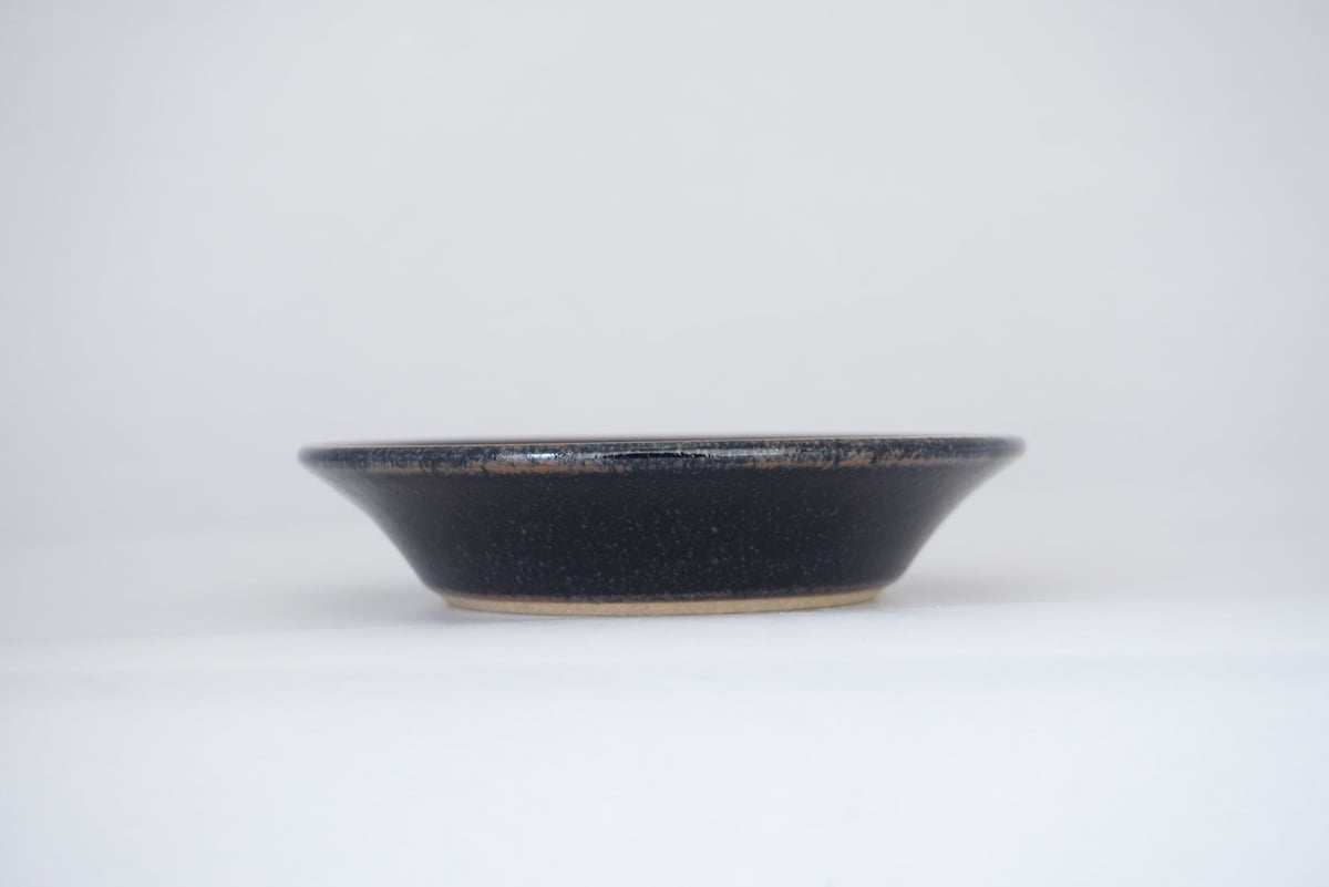 縁付平皿（5寸／約15㎝）黒 （08） | 出西窯 on-line STORE