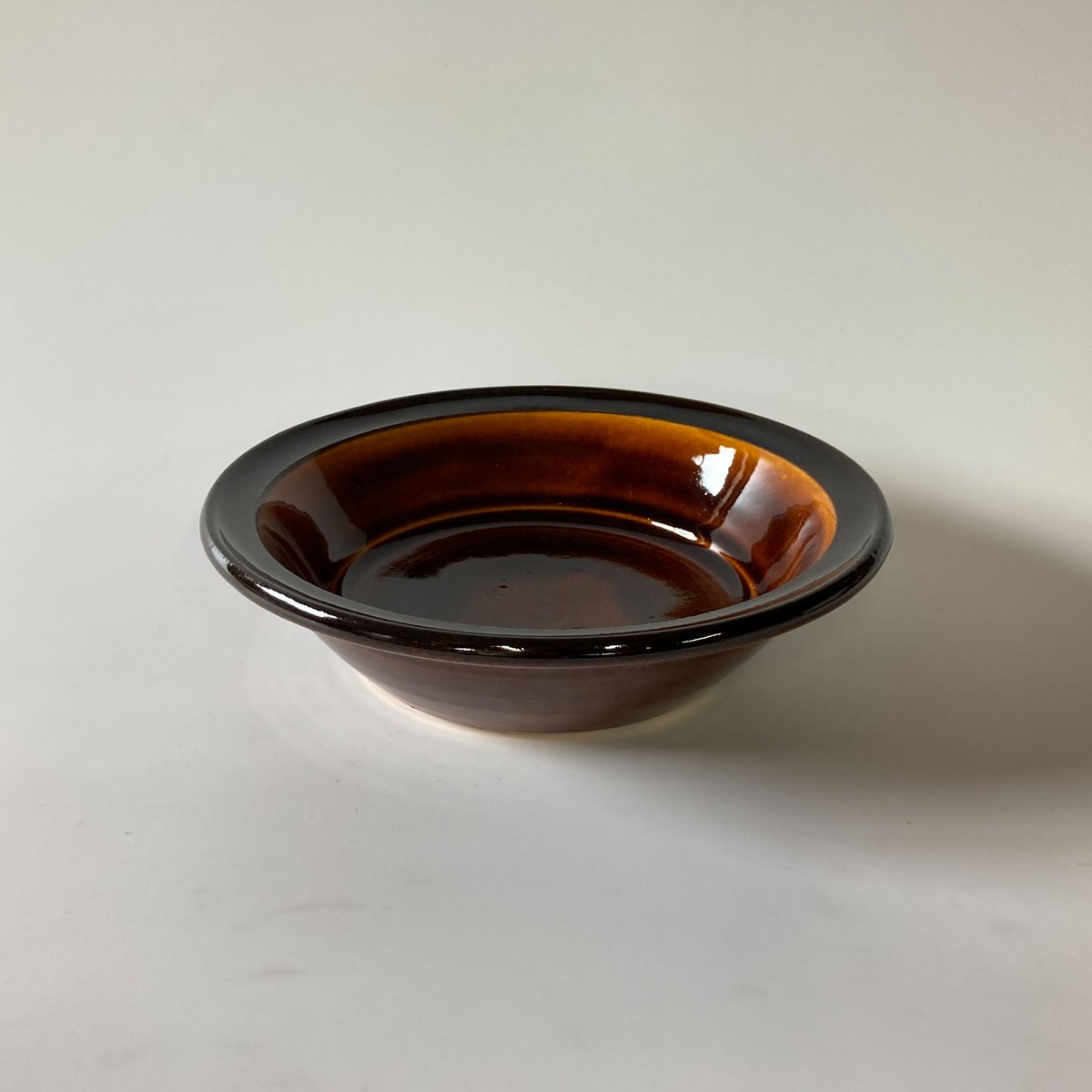 茶色の小型陶器器 フチ粉引六兵衛8.0丼 ワ316-168 | 多用丼（30㎝～20㎝） | 和陶